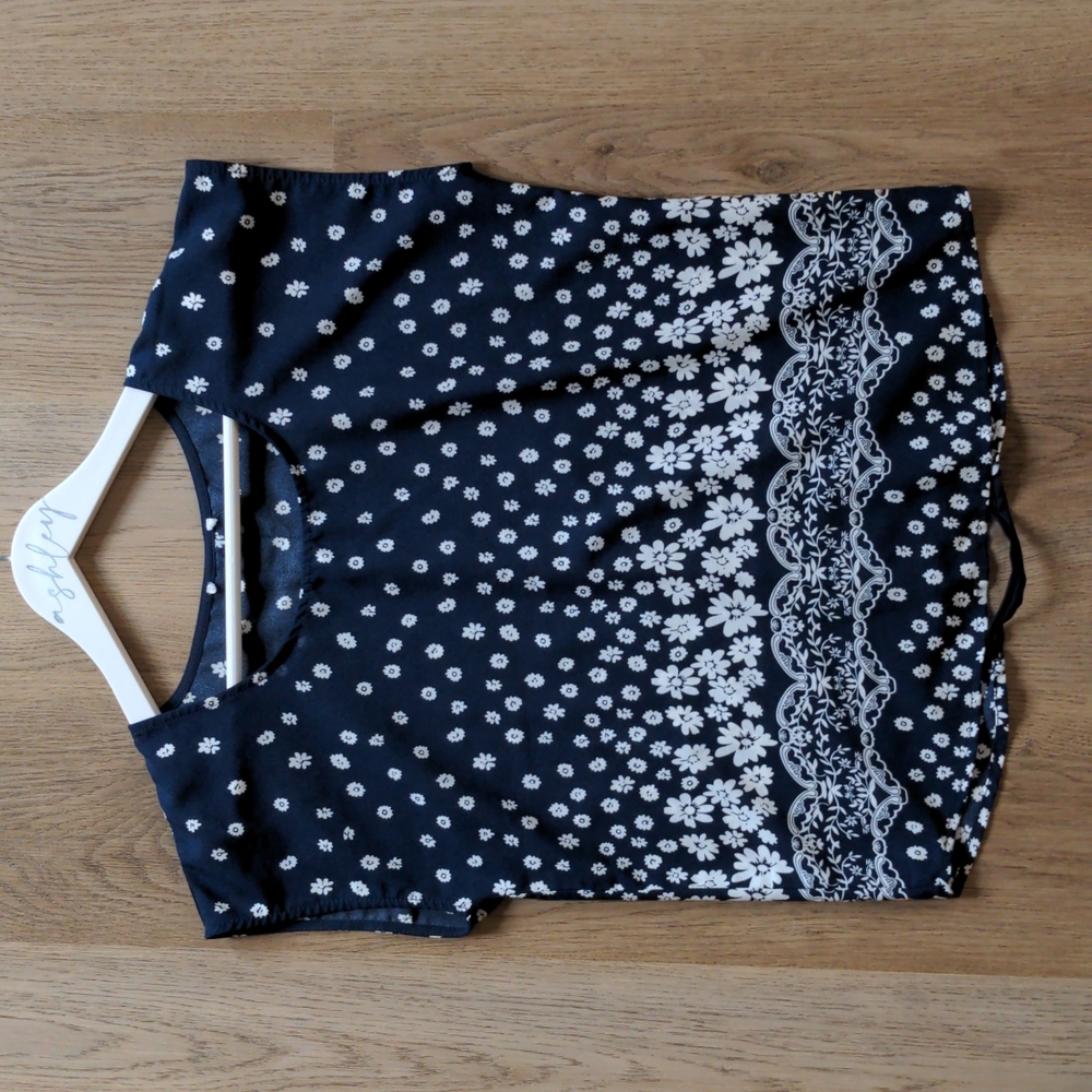 5️⃣for2️⃣0️⃣!! Navy and White Floral Blouse Size Small
